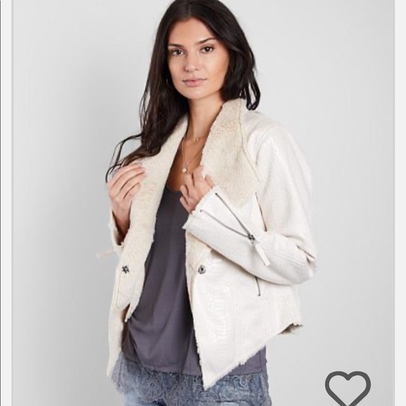 white “snake skin” faux fur jacket - Picture 3 of 3